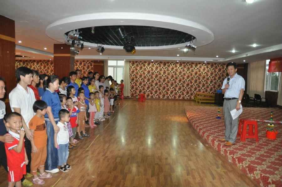 大手牽小手，攜手銀億向前走